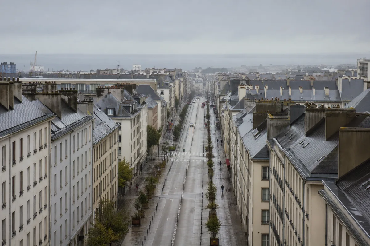 Toits d’ardoise et façades de la Reconstruction à Brest sous un ciel de crachin