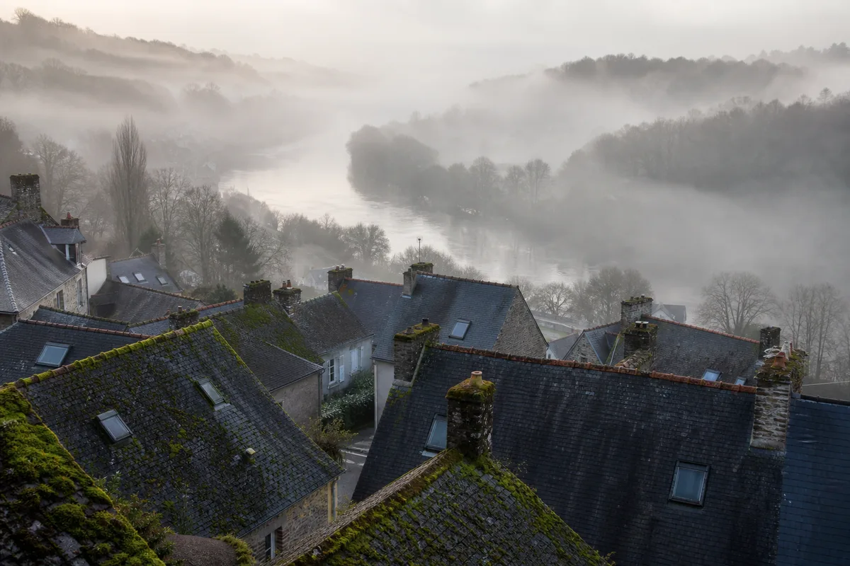Toits d’ardoise étagés sur les coteaux de Châteaulin au-dessus de l’Aulne sous une lumière de matin brumeux