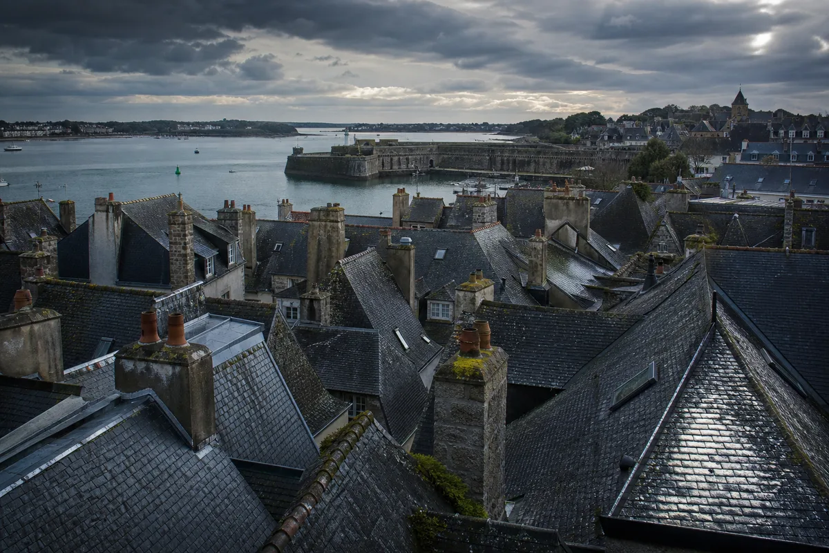 Toits d’ardoise de la ville close de Concarneau sous un ciel d’ouest changeant