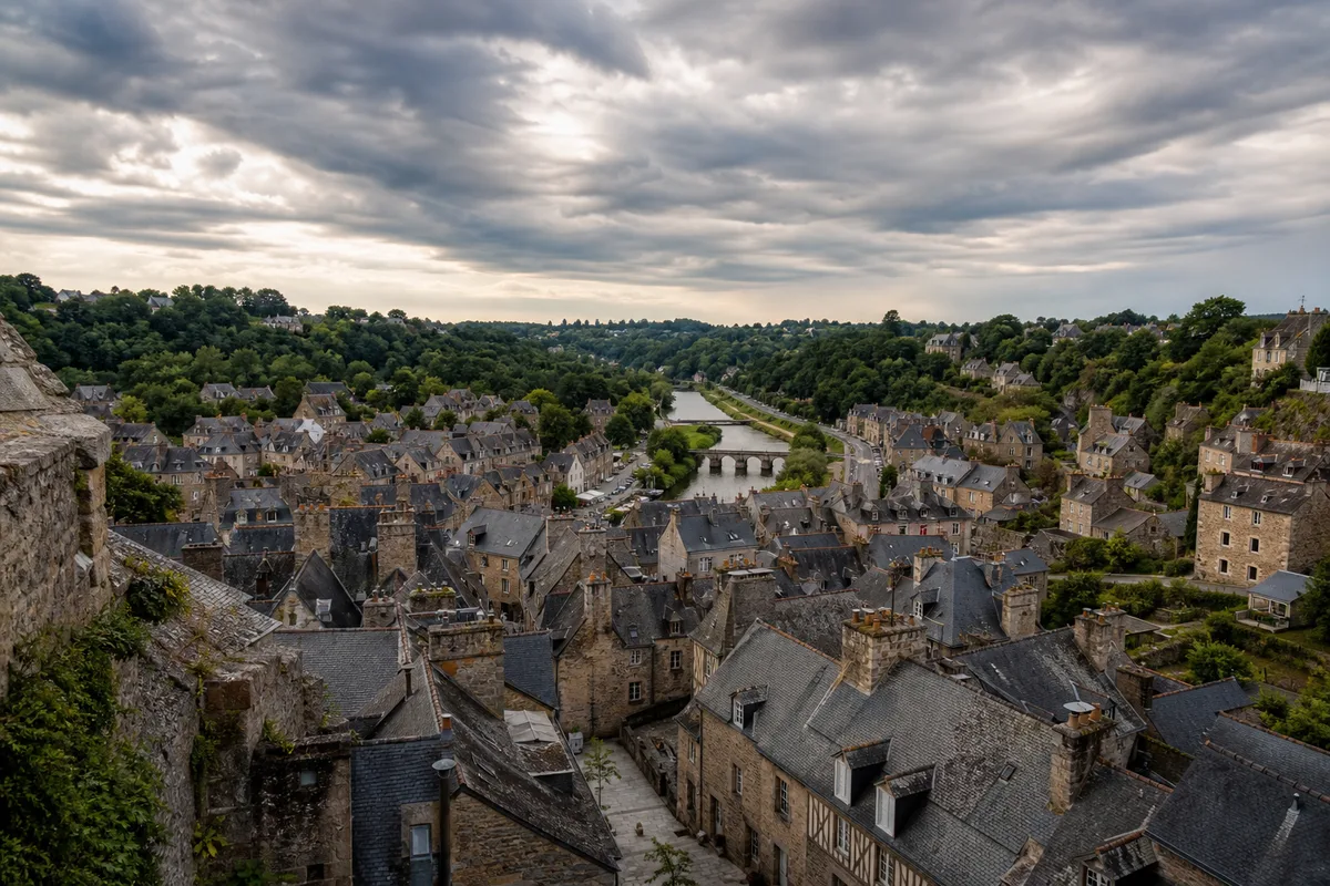 Couvreur à Dinan : ardoise et toiture en secteur sauvegardé