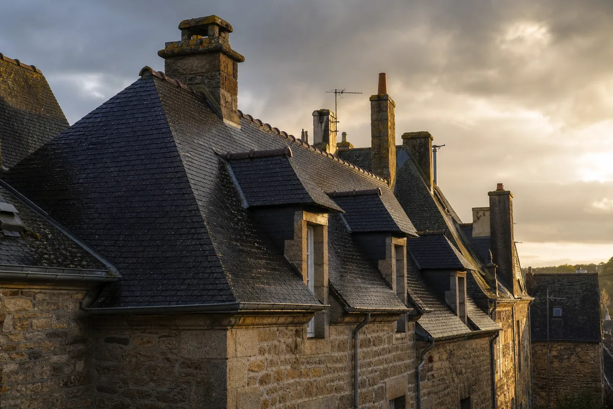 Toitures d’ardoise et façades de granit du centre de Guingamp sous une lumière d’après pluie