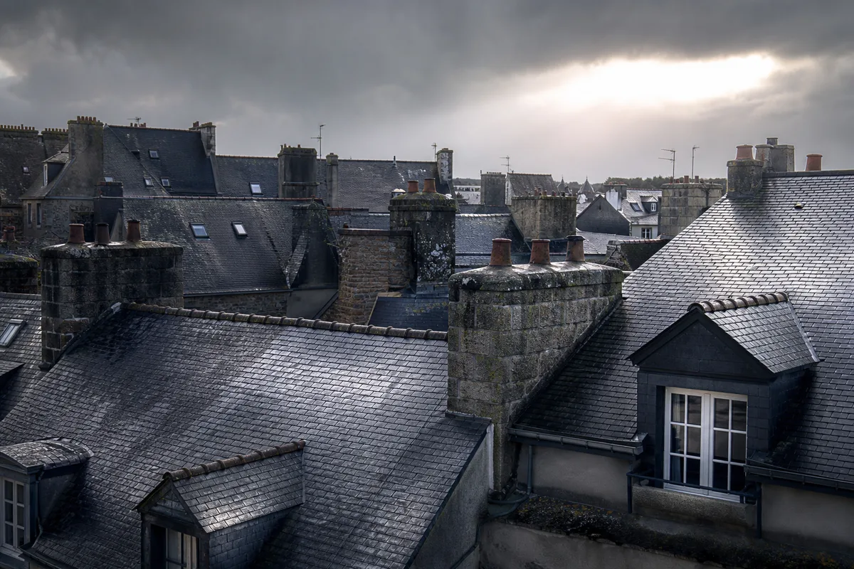 Toits d’ardoise du centre de Lesneven sous un ciel changeant