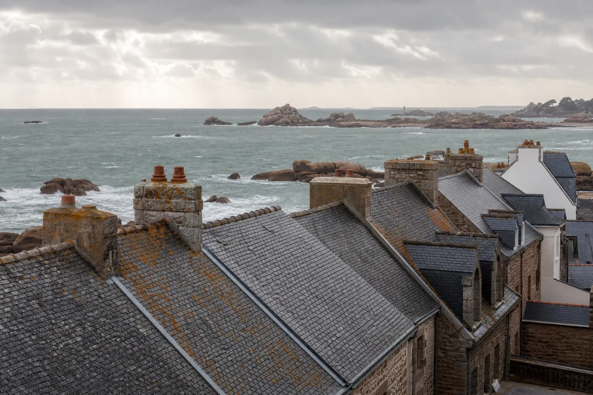 Toits d’ardoise face à la mer sur la côte de granit rose, ciel d’ouest chargé