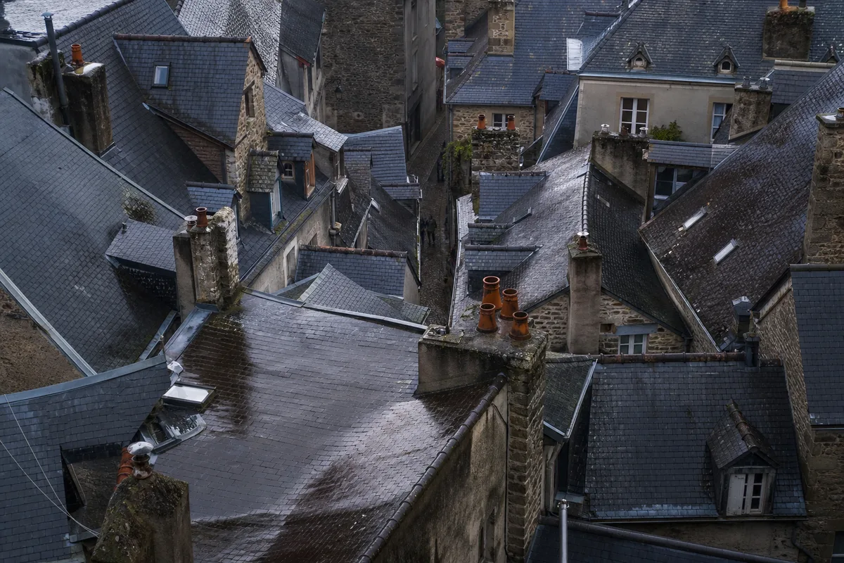 Toits d’ardoise serrés d’une ville bretonne vus en surplomb